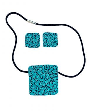 Conjunto Indra pendientes cuadrados y colgante azul con estampado de leopardo sobre fondo blanco