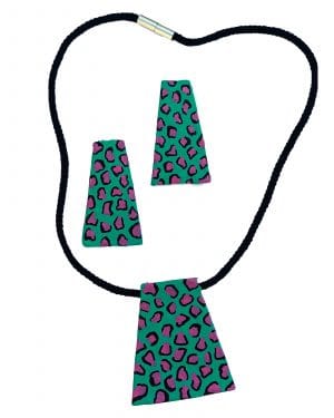 Conjunto Savanna pendientes y colgante verdes en forma de trapecio con estampado leopardo en rosa y negro sobre fondo blanco