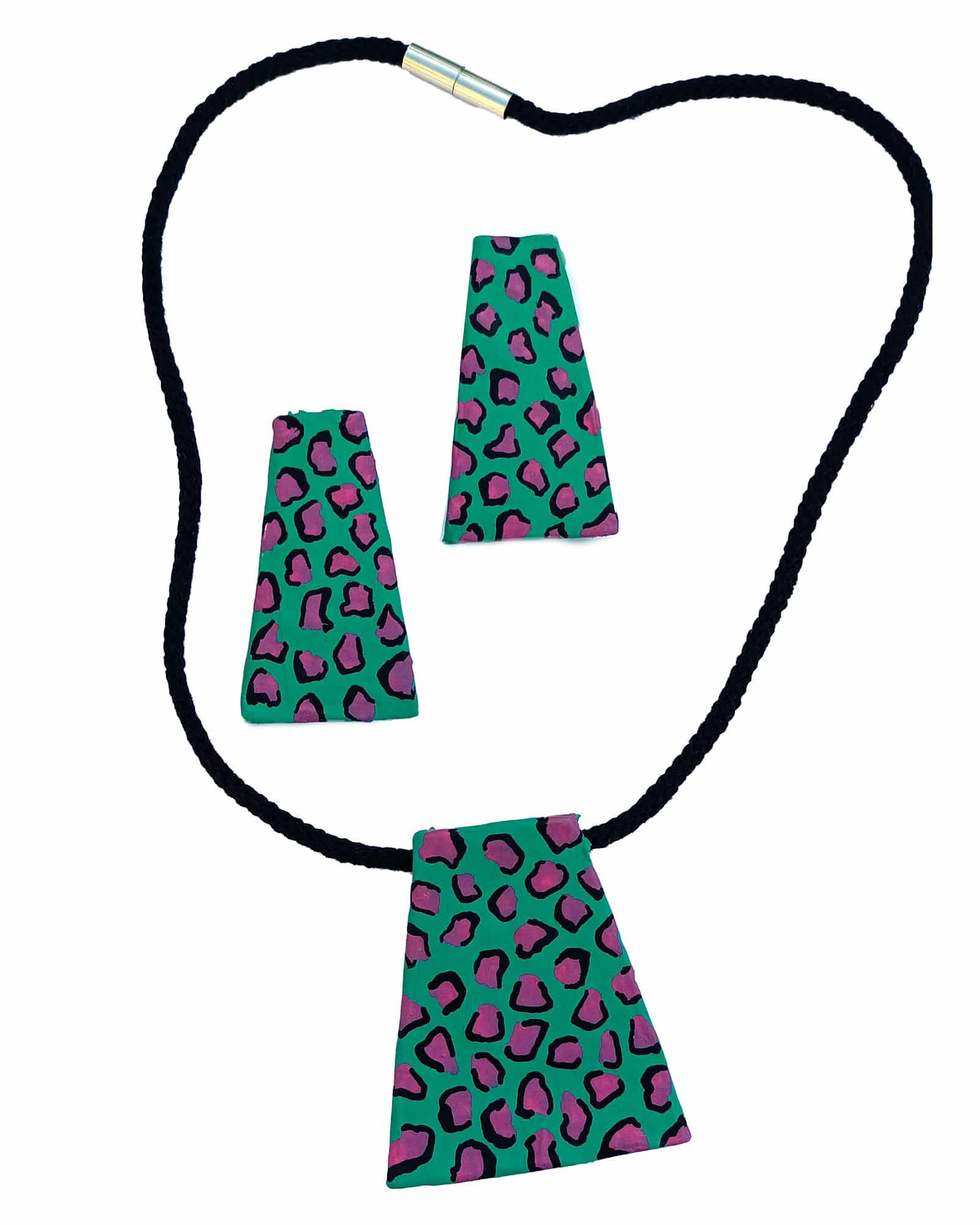 Conjunto Savanna pendientes y colgante verdes en forma de trapecio con estampado leopardo en rosa y negro sobre fondo blanco