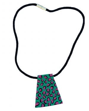 Colgante Savanna verde en forma de trapecio con estampado leopardo en rosa y negro sobre fondo blanco