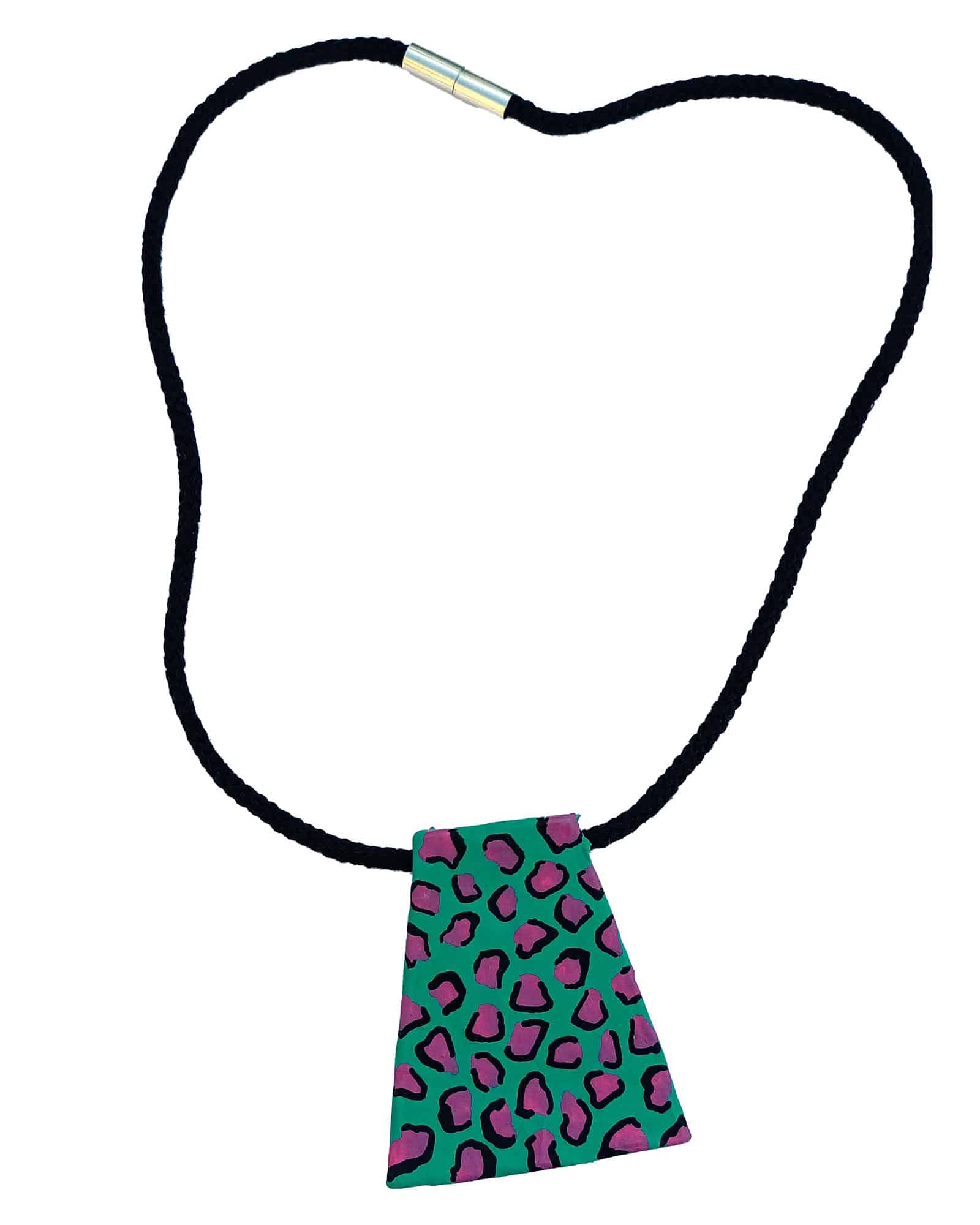 Colgante Savanna verde en forma de trapecio con estampado leopardo en rosa y negro sobre fondo blanco