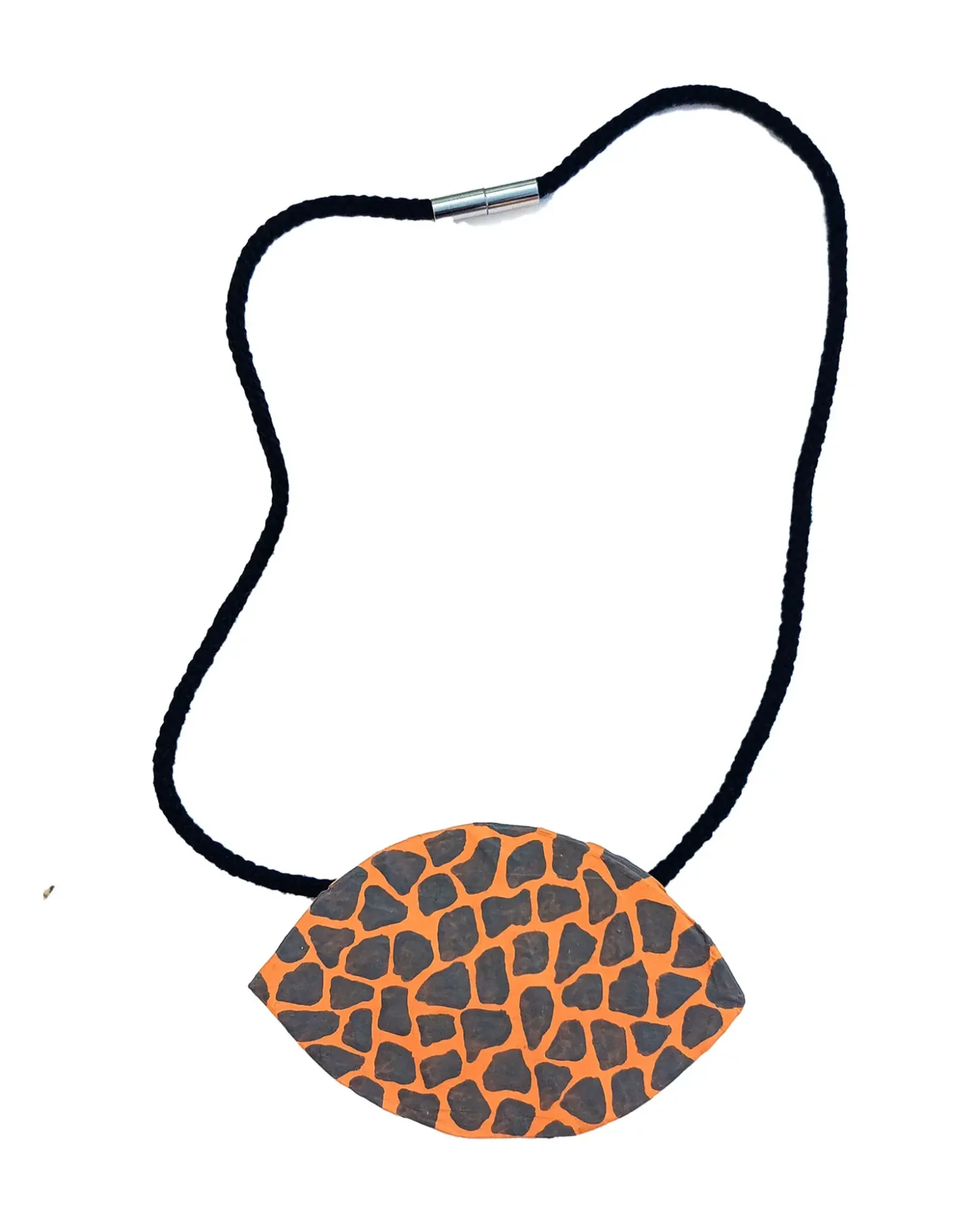 Colgante Amaru en forma de lágrima con fondo mostaza y estampado de serpiente en gris sobre fondo blanco