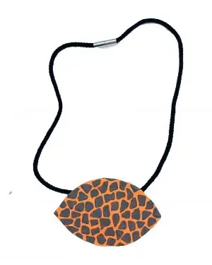 Colgante Amaru en forma de lágrima con fondo mostaza y estampado de serpiente en gris sobre fondo blanco