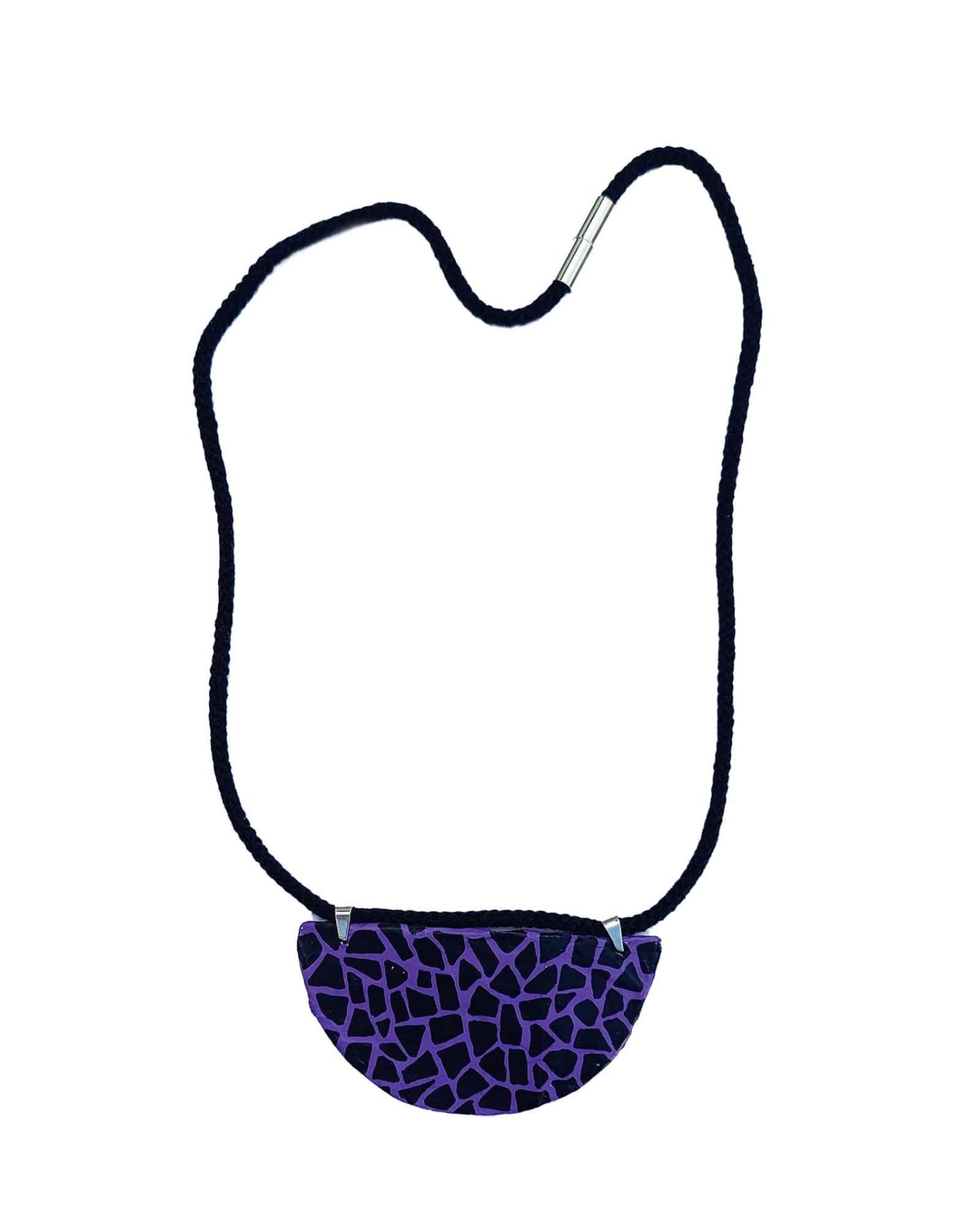 Colgante Lilith en forma de media circunferencia con estampado de cebra sobre fondo lavanda sobre fondo blanco