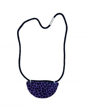 Colgante Lilith en forma de media circunferencia con estampado de cebra sobre fondo lavanda sobre fondo blanco