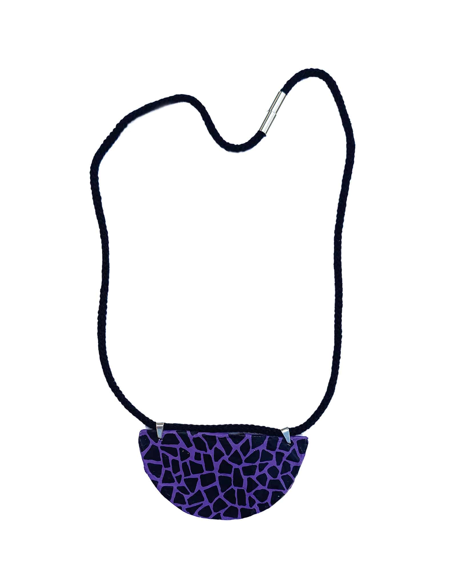 Colgante Lilith en forma de media circunferencia con estampado de cebra sobre fondo lavanda sobre fondo blanco