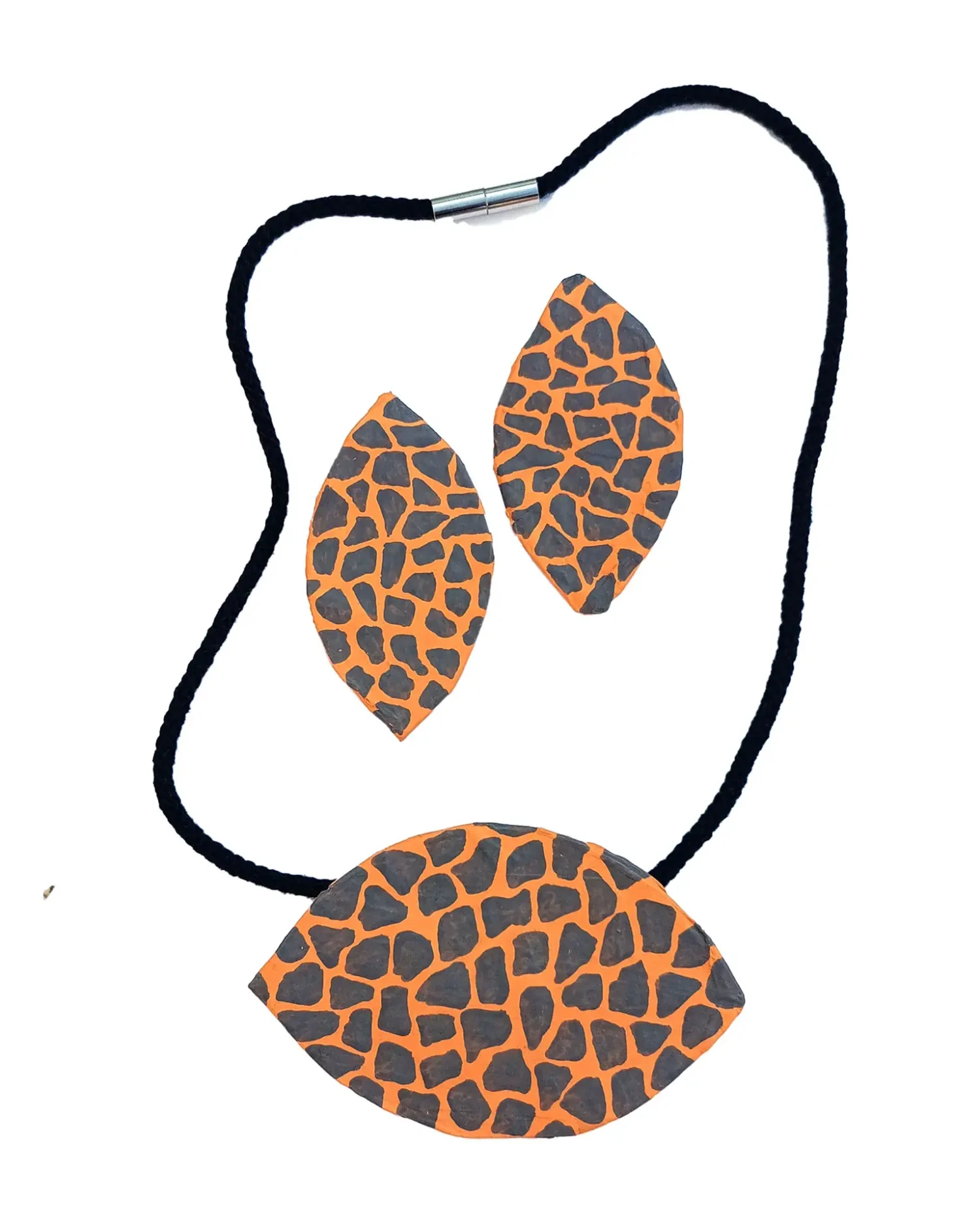 Conjunto Amaru en papel maché, lágrima mostaza con estampado serpiente gris, sobre fondo blanco.