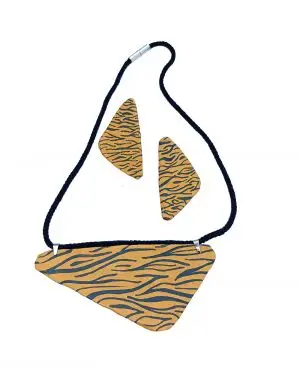 Conjunto Atacama en papel maché, forma triangular con fondo ocre y estampado cebra marrón oscuro, sobre fondo blanco.