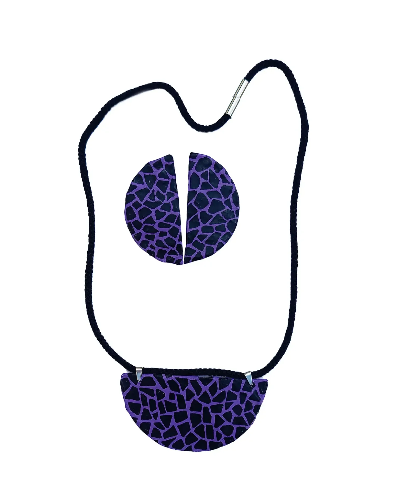 Conjunto Lilith pendientes y colgante en forma de media circunferencia con estampado de cebra sobre fondo lavanda sobre fondo blanco