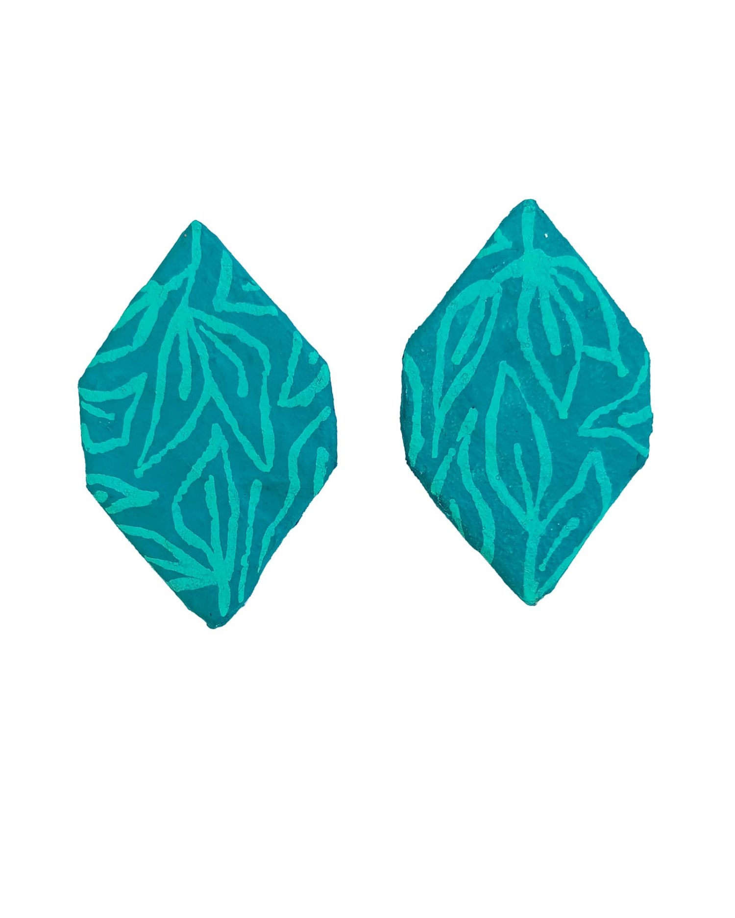 Pendientes Alhena azul turquesa con motivos vegetales sobre fondo blanco