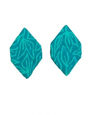 Pendientes Alhena azul turquesa con motivos vegetales sobre fondo blanco