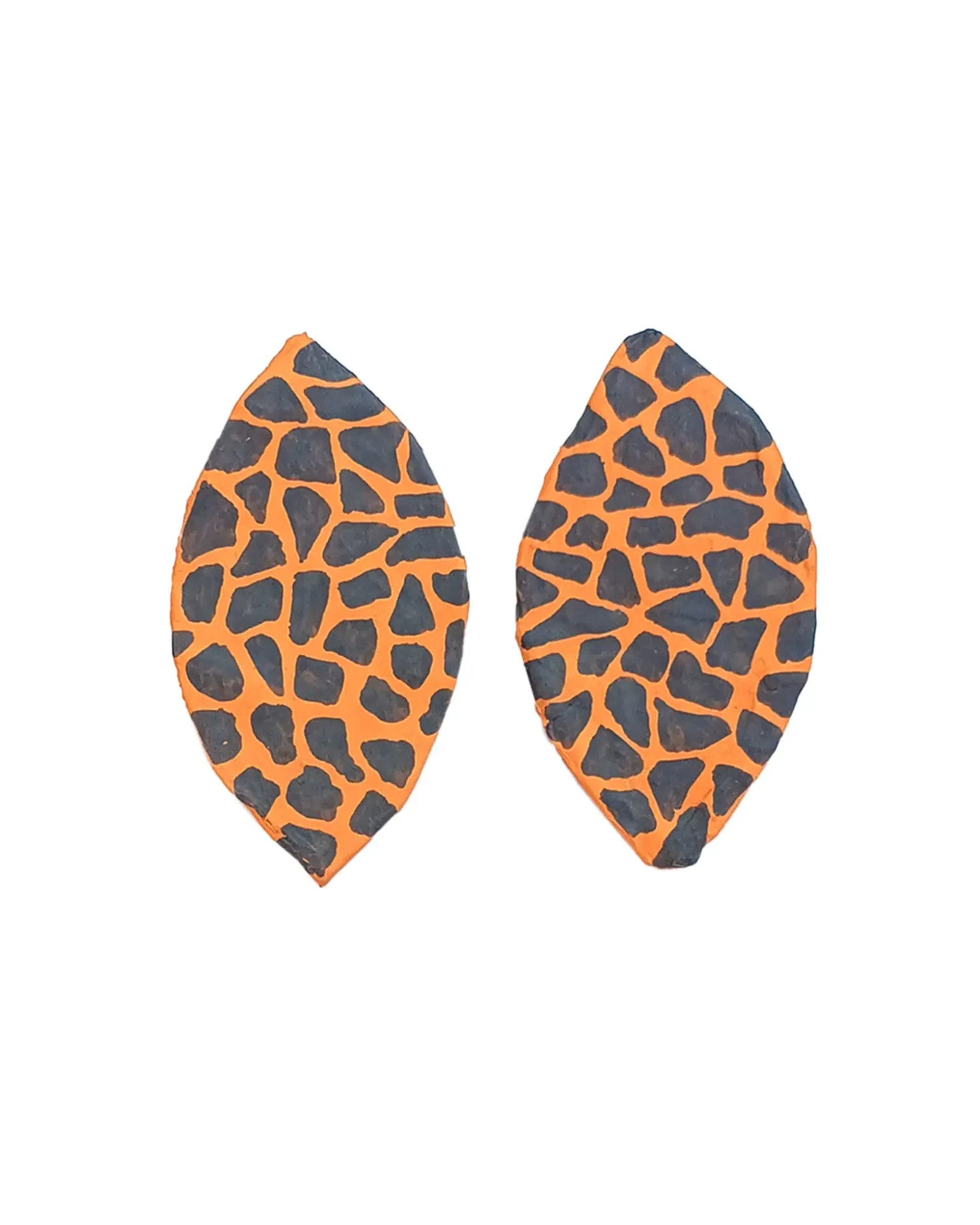 Pendientes Amaru en papel maché, lágrima mostaza con estampado serpiente gris, sobre fondo blanco.