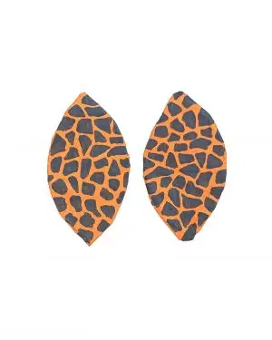 Pendientes Amaru en papel maché, lágrima mostaza con estampado serpiente gris, sobre fondo blanco.