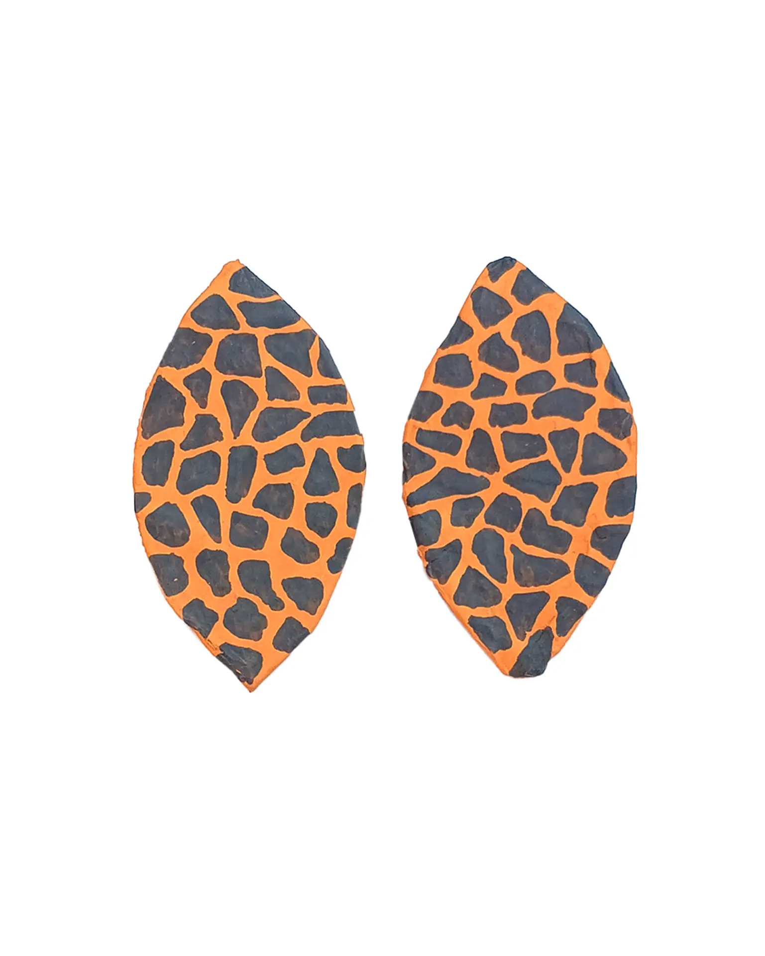 Pendientes Amaru en papel maché, lágrima mostaza con estampado serpiente gris, sobre fondo blanco.