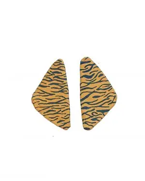 Pendientes Atacama en papel maché, forma triangular con fondo ocre y estampado cebra marrón oscuro, sobre fondo blanco.