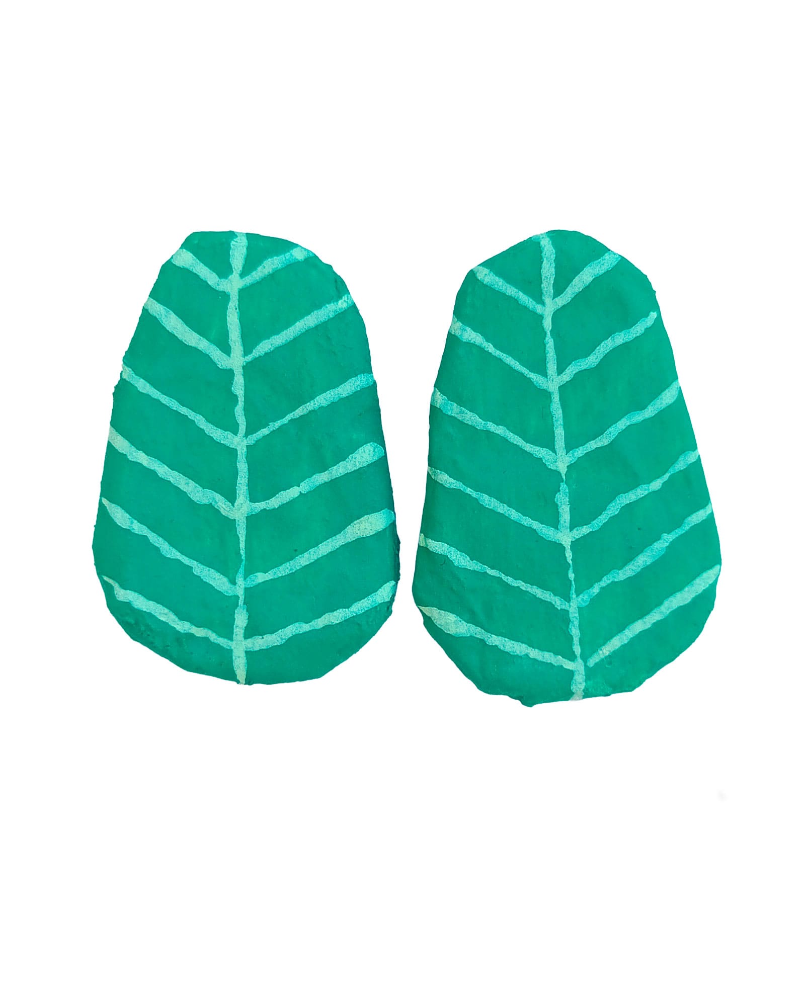 Pendientes boho Amara en forma de hoja verde hechos a mano en papel maché