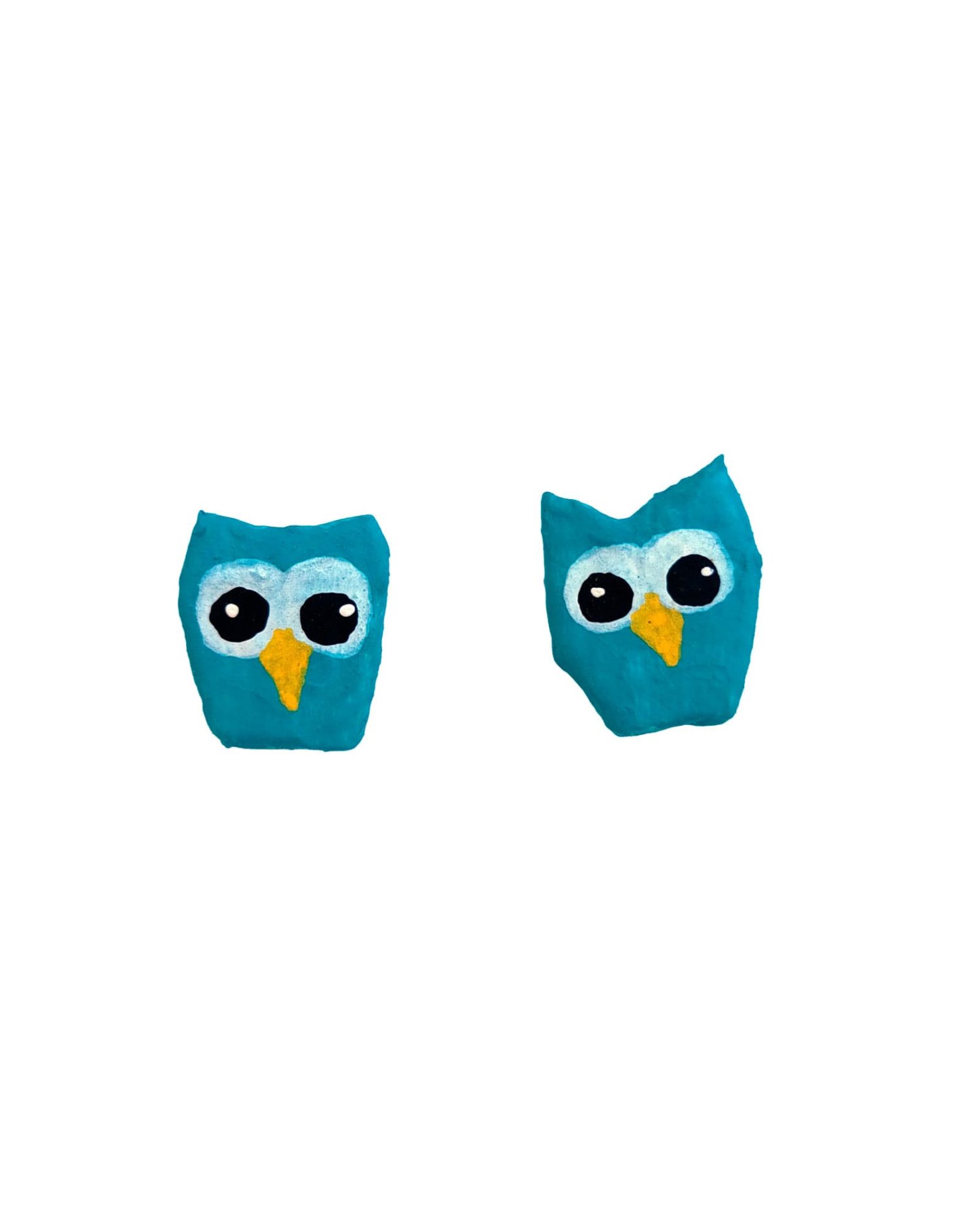 Pendientes infantiles con forma de búho azul sobre fondo blanco