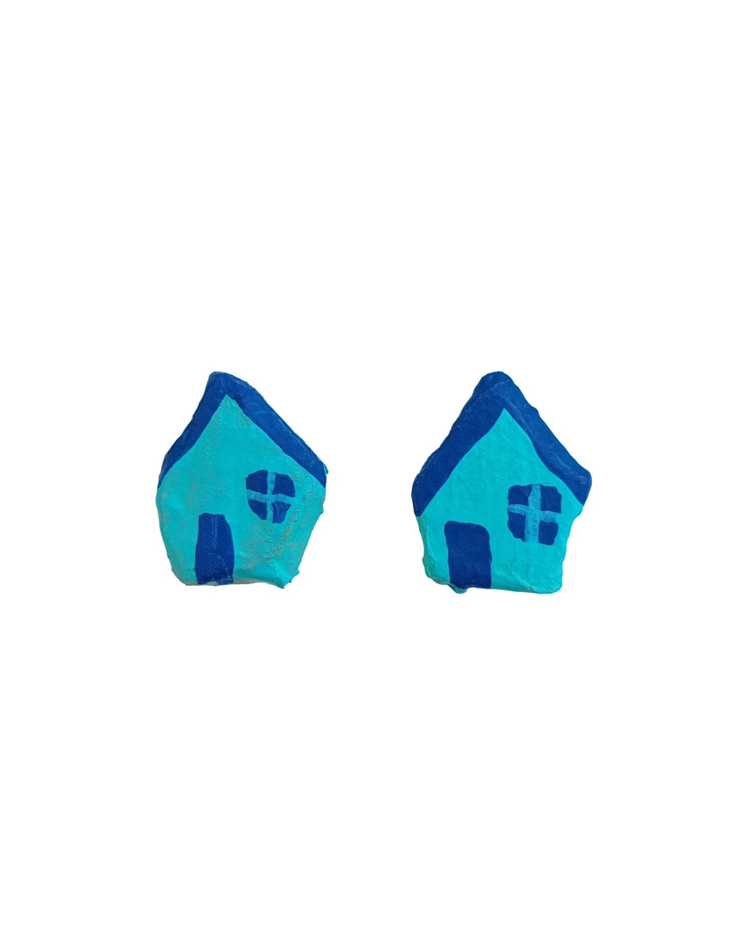 Pendientes infantiles con forma de casita azul sobre fondo blanco