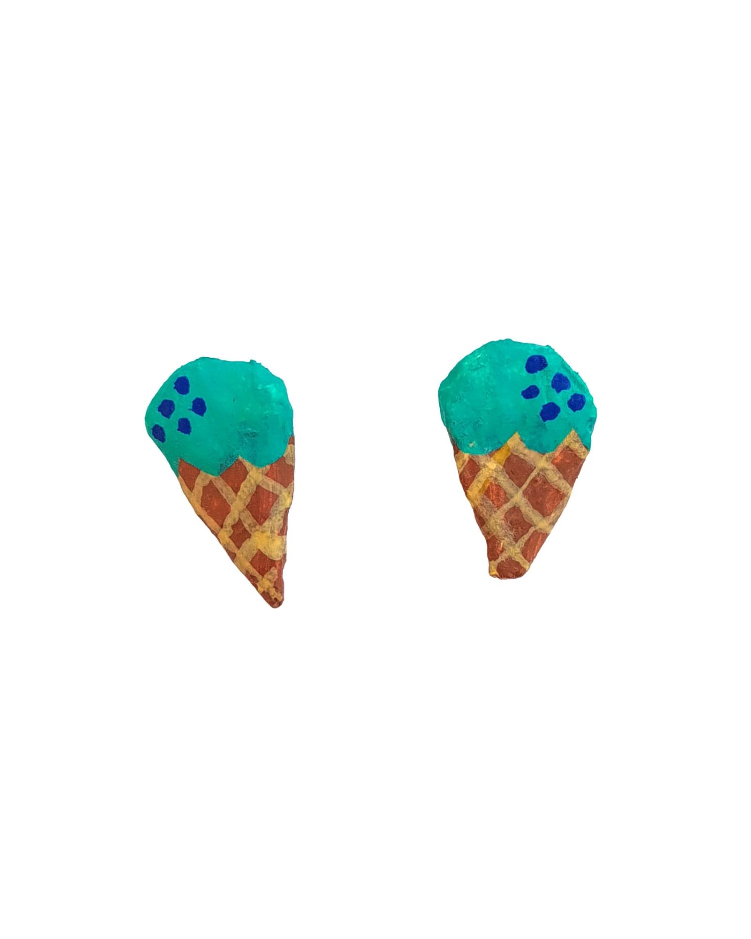 Pendientes infantiles con forma de helado sobre fondo blanco