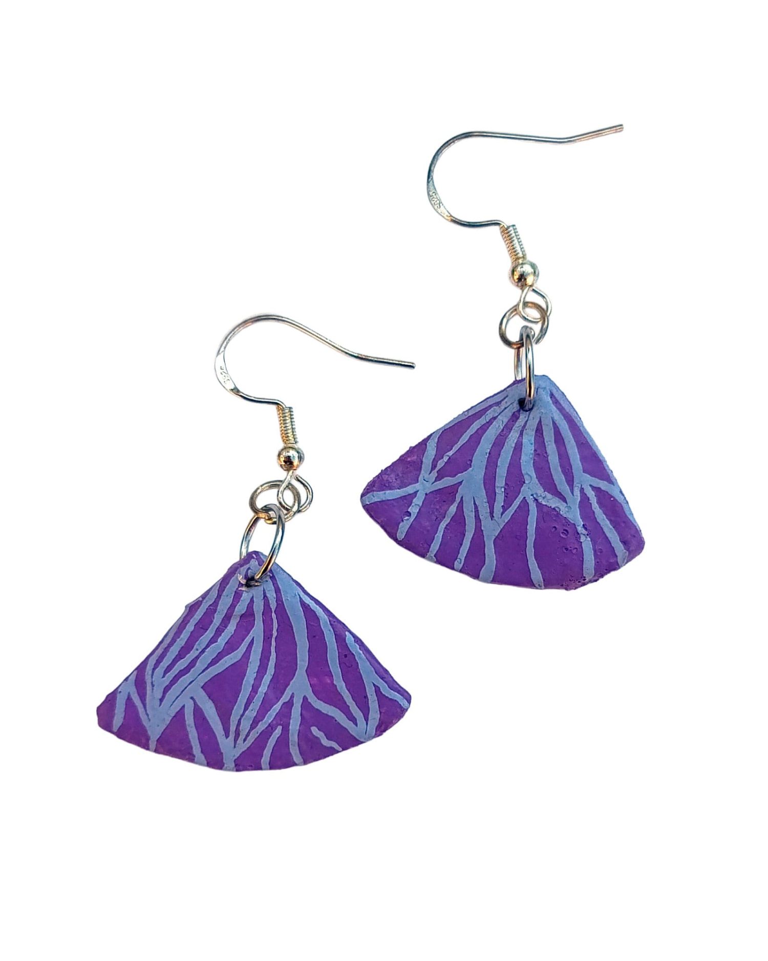Pendientes colgantes Iris en papel maché lila con forma de cuarto de circunferencia y motivos florales