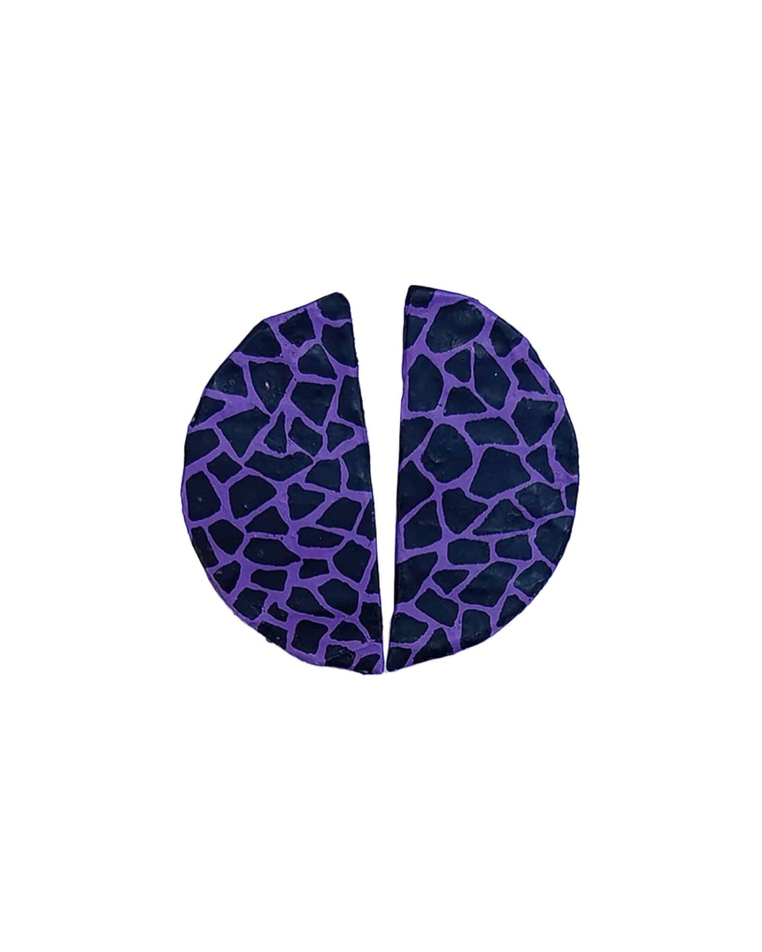 Pendientes Lilith en forma de media circunferencia con estampado de cebra sobre fondo lavanda sobre fondo blanco