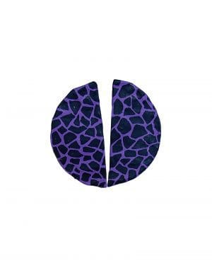 Pendientes Lilith en forma de media circunferencia con estampado de cebra sobre fondo lavanda sobre fondo blanco