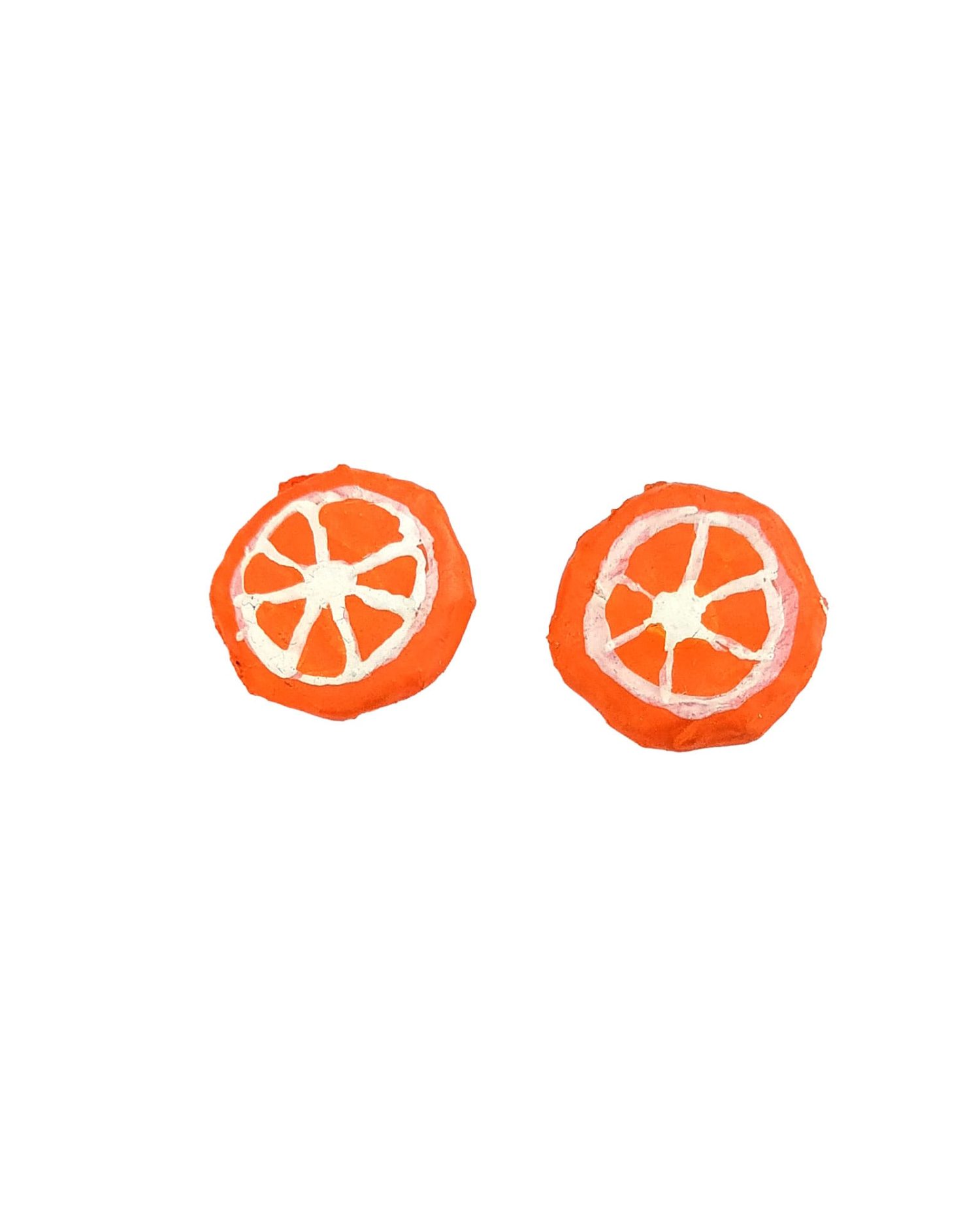 Pendientes infantiles con forma de mandarina sobre fondo blanco