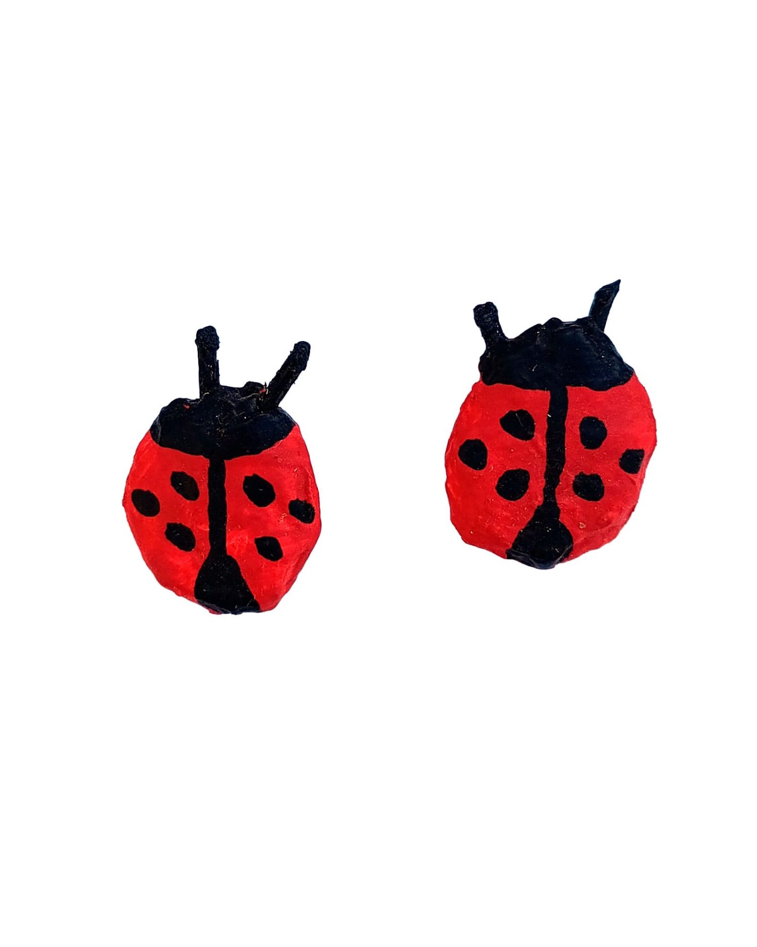 Pendientes infantiles con forma de mariquita sobre fondo blanco