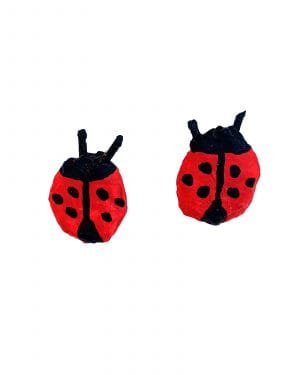 Pendientes infantiles con forma de mariquita sobre fondo blanco