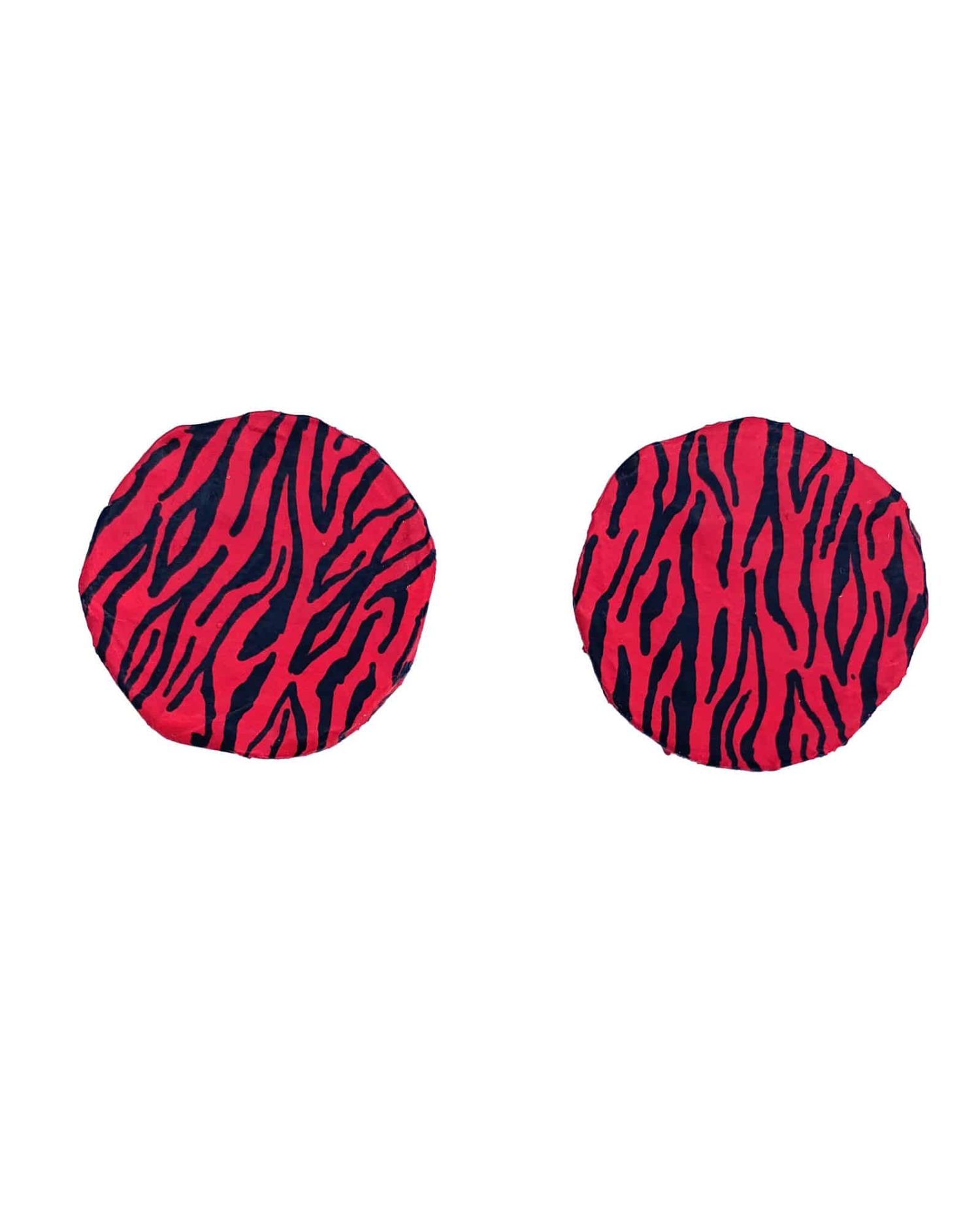 Pendientes Sahara redondos con estampado de cebra sobre fondo rojo, sobre fondo blanco