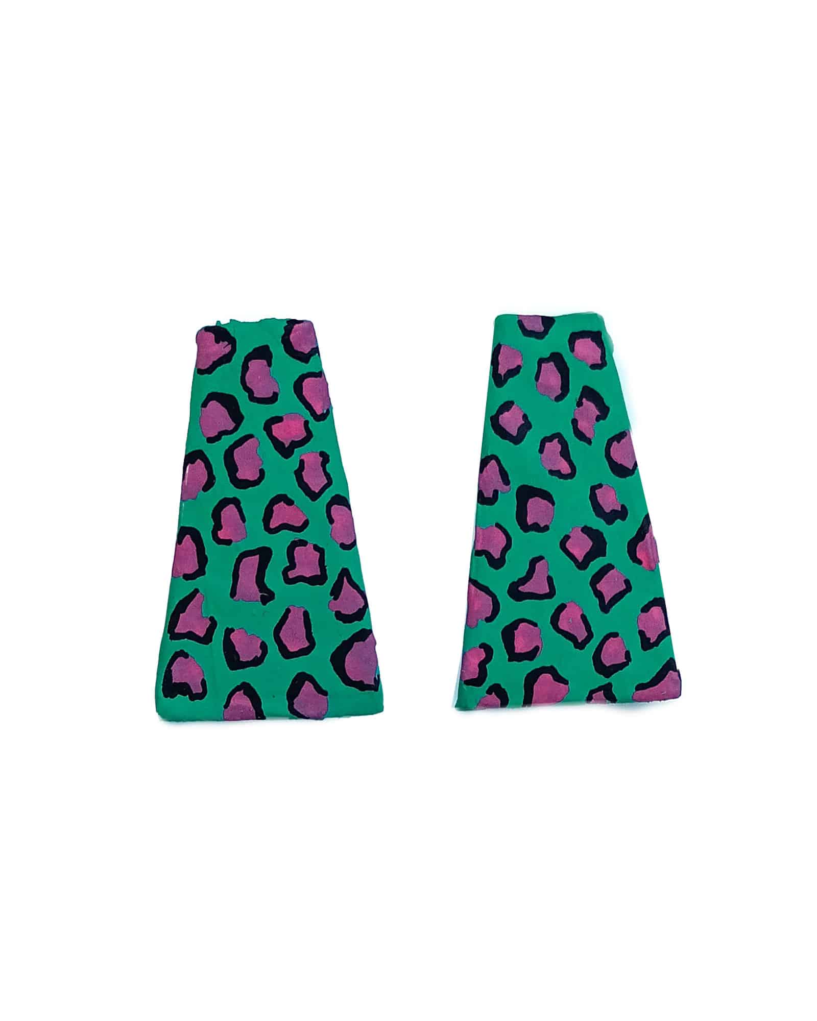 Pendientes Savanna verdes en forma de trapecio con estampado leopardo en rosa y negro sobre fondo blanco