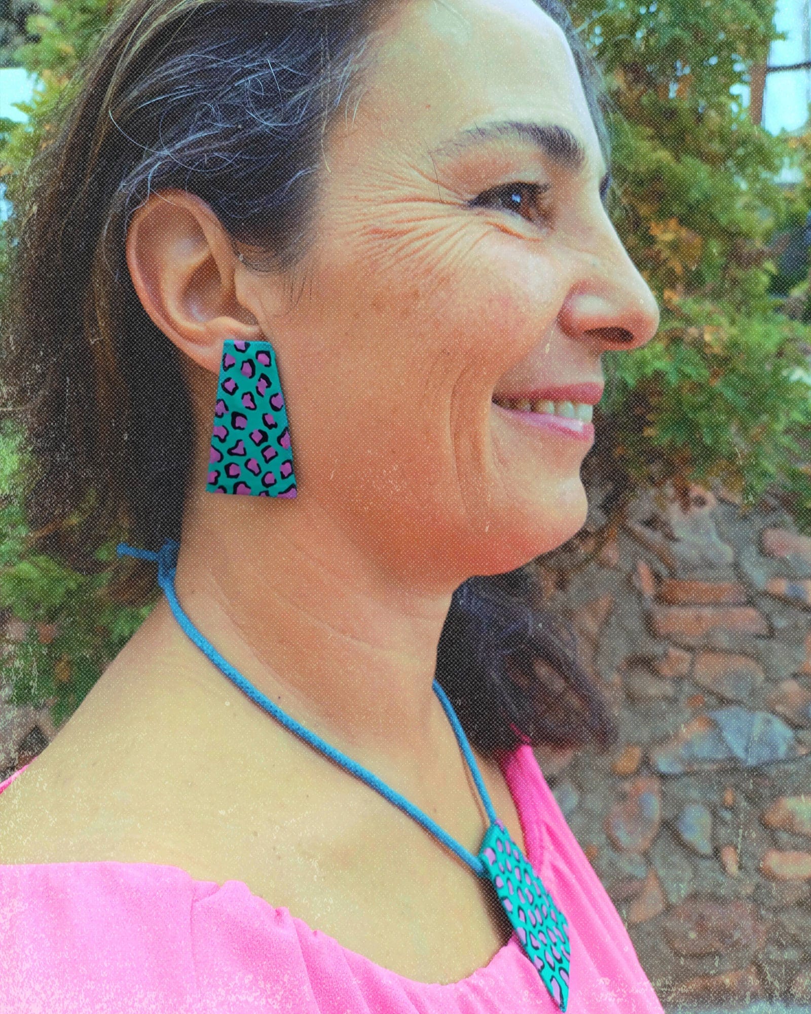 Modelo llevando pendientes Savanna verdes en forma de trapecio con estampado leopardo en rosa y negro