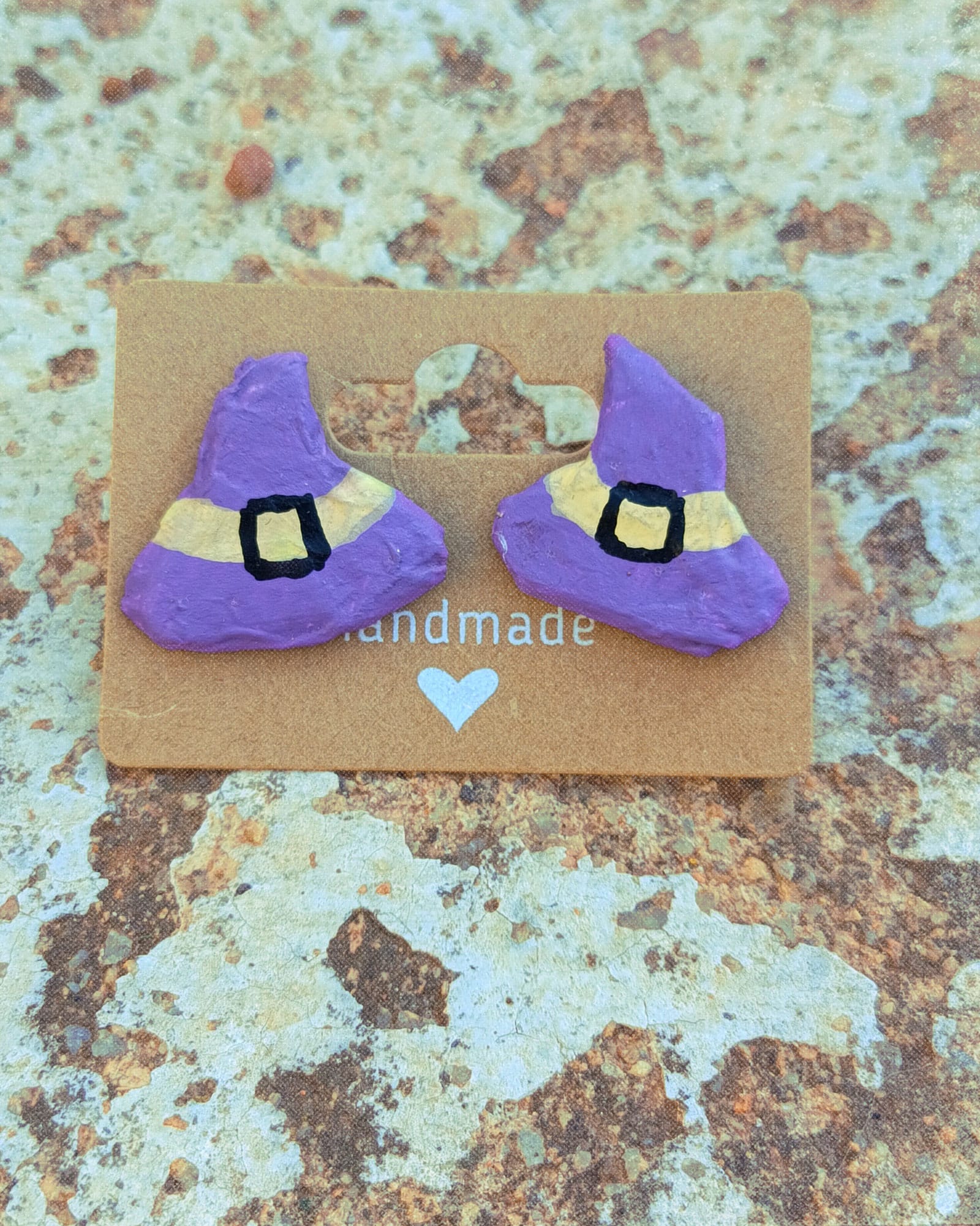 Pendientes infantiles de sombrero de bruja sobre packaging de cartón para colgar