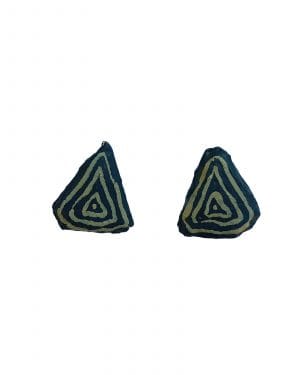 Pendientes Tanit marrones con forma triangular sobre fondo blanco