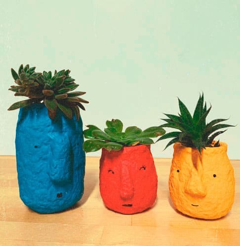 Pequeñas macetas a modo de totems con cara