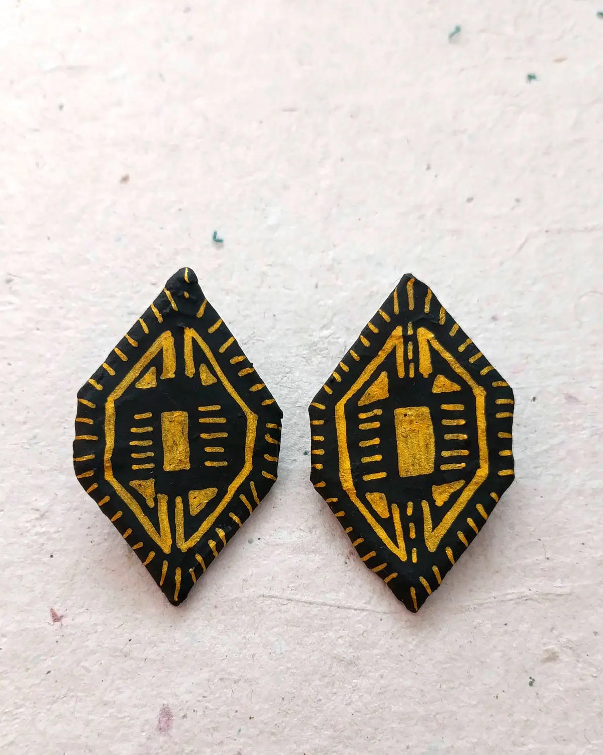 Pendientes negros y dorados estilo tribal en papel mache