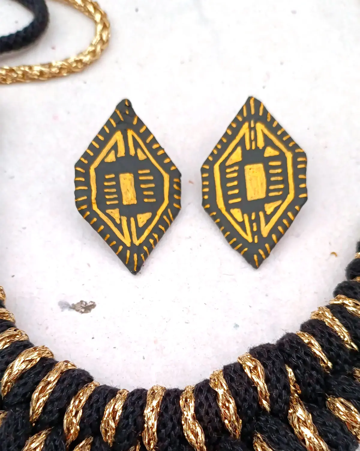 pendientes Inti con detalle del collar inti,