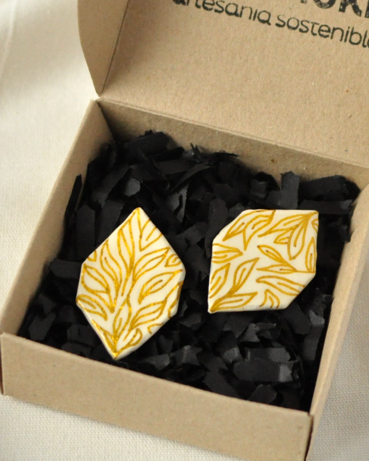pendientes aroa en caja